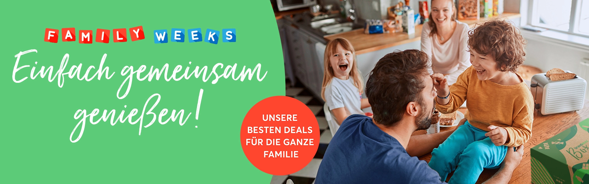 Eine glückliche Familie mit Vater, Mutter sowie einem kleinen Jungen und einem kleinen Mädchen haben sichtlich Spaß mit der brandnooz Box.