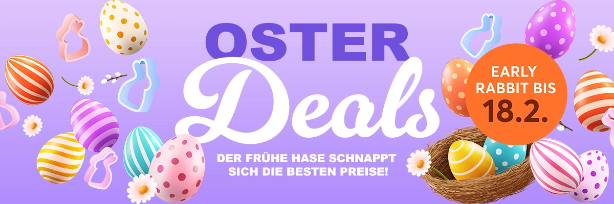 Mutter und Sohn sitzen in einem gemütlichen Wohnzimmer vor dem Sofa auf dem Boden. Zwischen ihnen steht das bunt dekorierte, riesiges brandnooz Osterei mit der Aufschrift "Frohe Ostern". Das Ei ist fast genauso groß wie der etwa 8 jährige Junge.